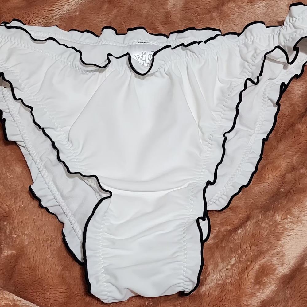Elegant White Ruffle Trim Bikini Set - Picture 4 of 4